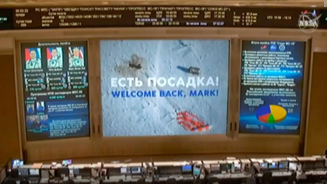 ロシア管制センターの画面には英語とロシア語で帰還へのメッセージが表示された/NASA