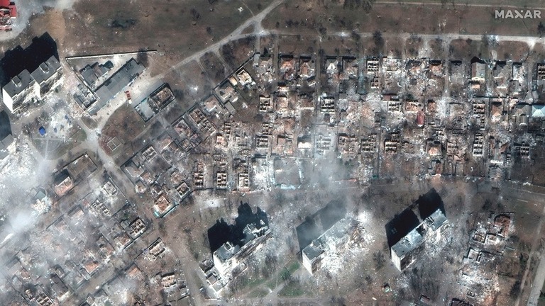 集合住宅などが損傷した様子を捉えたマリウポリの衛星画像/Maxar Technologies/AP
