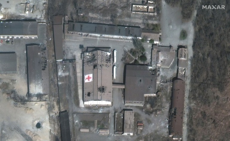 マリウポリにある赤十字の倉庫が、少なくとも２度の軍事爆撃を受けた/Satellite image ©2022 Maxar Technologies