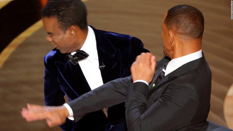 ウィル・スミスさん（右）がアカデミー賞授賞式の壇上でクリス・ロックさんを平手打ち＝２７日/Brian Snyder/Reuters