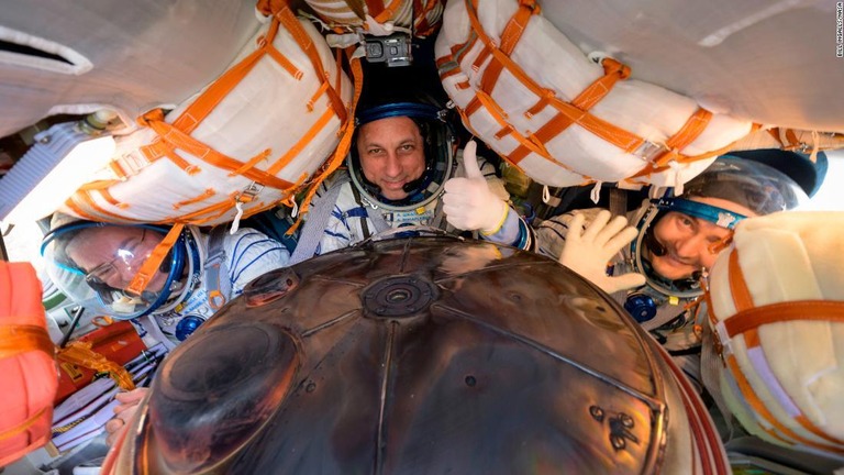ＮＡＳＡの宇宙飛行士マーク・バンデ・ヘイさん（左）とロシアの宇宙飛行士アントン・シュカプレロフさん（中央）、ピョートル・ドゥブロフさん＝ソユーズＭＳ―１９内/Bill Ingalls/NASA