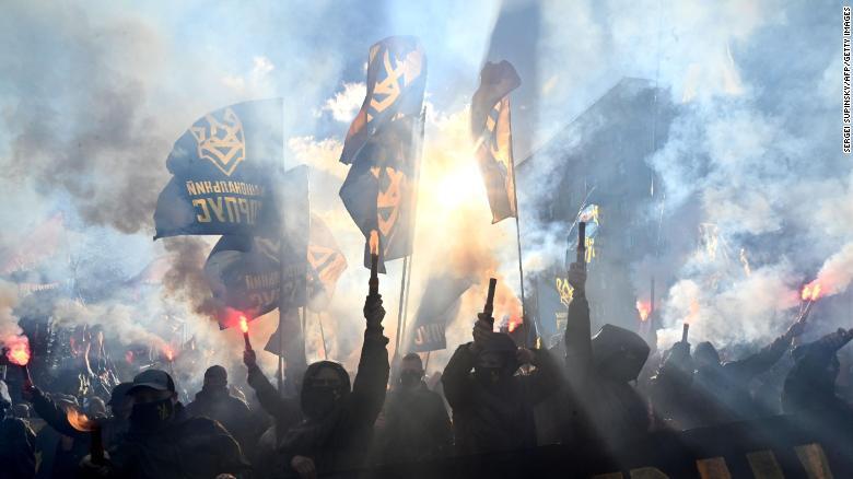 国家主義の活動家らが発煙筒を焚き、反ロシアのスローガンを叫ぶ。キエフにあるゼレンスキー大統領のオフィスの前で＝２０２０年１０月１４日/Sergei Supinsky/AFP/Getty Images 