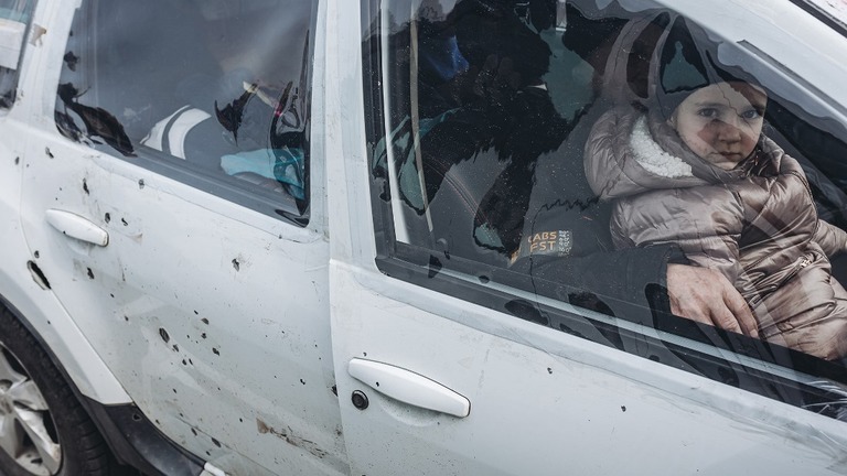 マリウポリを逃れザポリージャに到着した車に乗る子ども＝３月３０日/Diego Herrera Carcedo/Anadolu Agency/Getty Images