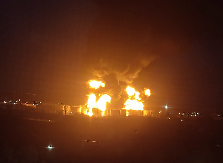 ソーシャルメディアで共有された燃料貯蔵施設での火災の画像/@Ancelle_/Twitter