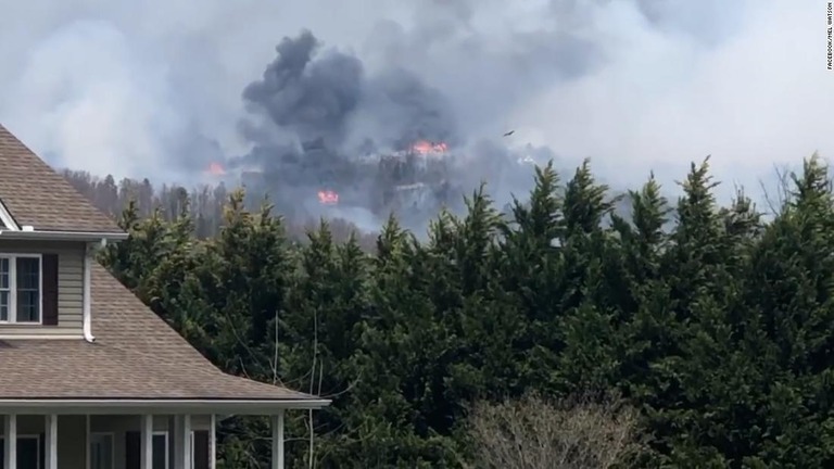 米テネシー州ウェアズバレーの住民の女性が撮影した山火事の様子＝３月３０日/Facebook/Mel Watson