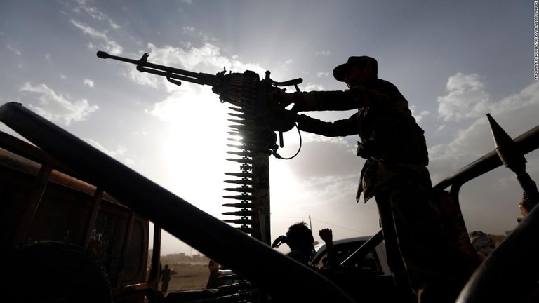 機関銃を設置した車両に乗る反政府組織フーシの兵士/MOHAMMED HUWAIS/AFP via Getty Images