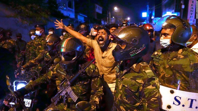 大統領の私邸の外で叫び声を上げるデモ参加者の男性/Eranga Jayawardena/AP