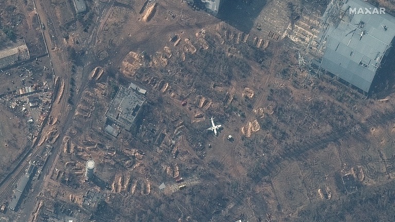 土の防壁だけが残された状態のアントノフ空港の衛星画像/Maxar Technologies/Reuters