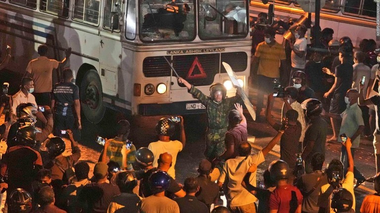 警察は催涙ガスなどを使用してデモ隊を鎮圧。数十人を逮捕したという/Eranga Jayawardena/AP