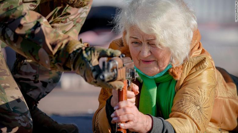 民間人向けの基礎的な戦闘訓練で武器を構える７９歳の女性。訓練を運営するのはアゾフ大隊だ＝２０２２年２月１３日/Vadim Ghirda/AP 