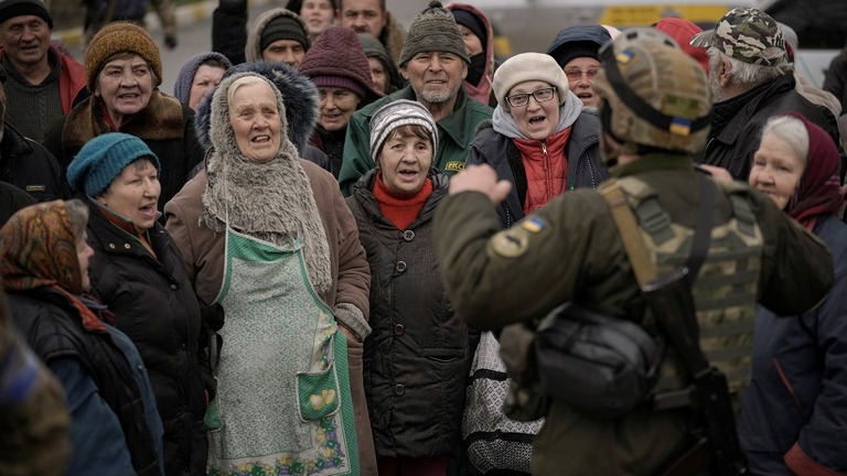ウクライナ軍兵士と一緒に喜ぶ住民＝２日、ウクライナ・ブチャ/Vadim Ghirda/AP