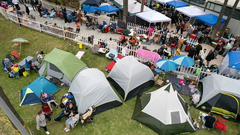 即席のキャンプ場で順番を待つウクライナの人々＝２日、メキシコ・ティフアナ市/Guillermo Arias/AFP/Getty Images