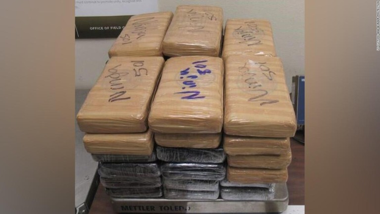 米国とメキシコの国境の橋で８６００万円相当のコカインとみられる包みが押収された/US Customs and Border Protection