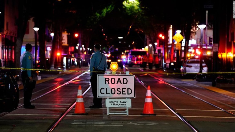 事件現場近くの道路は封鎖された＝３日、カリフォルニア州サクラメント/Rich Pedroncelli/AP