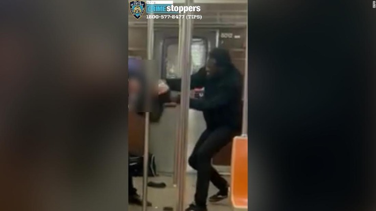 米ニューヨーク市内を走る地下鉄の車内で、乗客が同性愛者を中傷する暴言を浴びせられて暴行される事件があった/NYPD