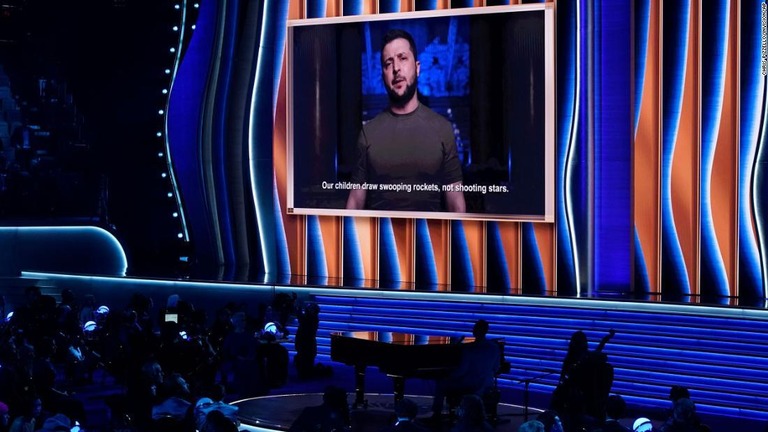 グラミー賞授賞式で画面越しに演説するウクライナのゼレンスキー大統領/Chris Pizzello/Invision/AP