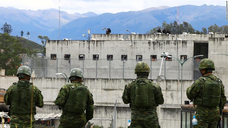 暴動が起きたエクアドル南部の刑務所の外に立つ兵士ら/Marcelo Suquilanda/AP