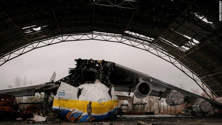 Ａｎ２２５の残骸。ロシア軍がキエフ郊外の空港から撤退したのを受けて公開された/Vadim Ghirda/AP