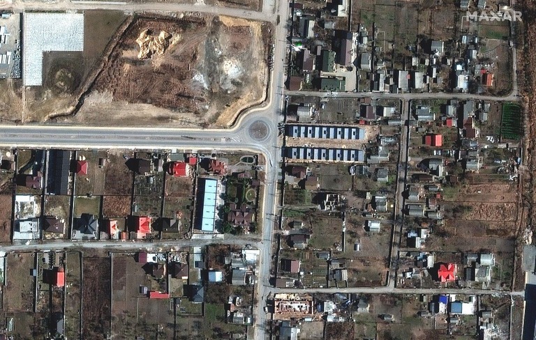 衛星画像では、少なくとも３月１８日から遺体が路上に放置されていたことがわかる/Satellite image ©2022MaxarTechnologies