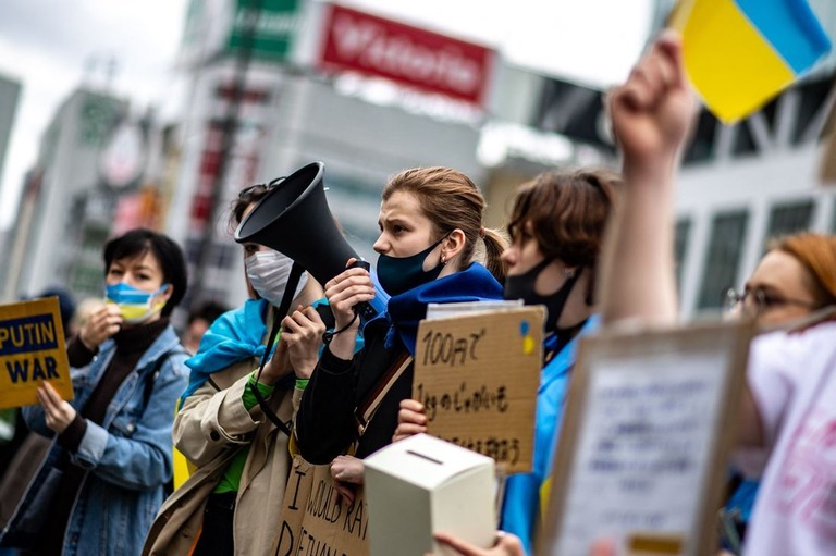 ウクライナへの支援を求めてデモを行う人々＝３月２６日、東京都/Philip Fong/AFP/Getty Images