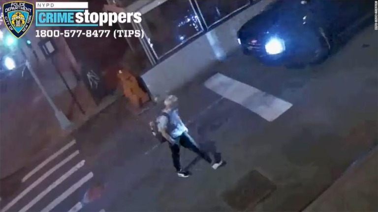 今年２月末の犯行後に公開された防犯カメラの画像/NYPD Crime Stoppers