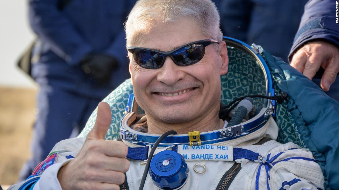 ロシアの宇宙飛行士らと帰還したNASAのマーク・バンデハイ飛行士=3月30日、カザフスタン/Bill Ingalls/NASA