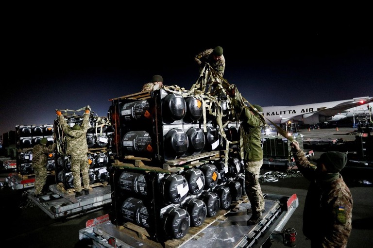 首都近郊の空港で対戦車ミサイル「ジャベリン」の梱包を解くウクライナ軍の兵士/Valentyn Ogirenko/Reuters