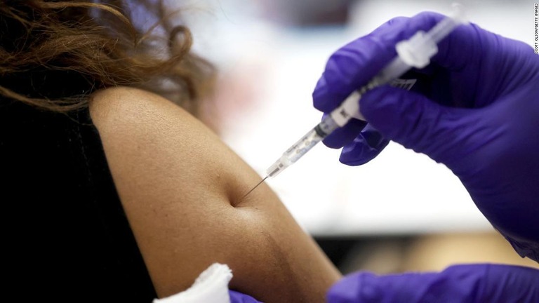 新型コロナウイルスワクチンの追加接種を行う看護師＝１日、米イリノイ州ハインズ/Scott Olson/Getty Images 