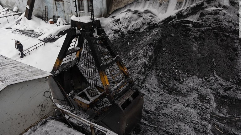 モスクワ近郊ビドノエの石炭ヤードから原料炭を持ち上げる＝１月２４日/Andrey Rudakov/Bloomberg/Getty Images