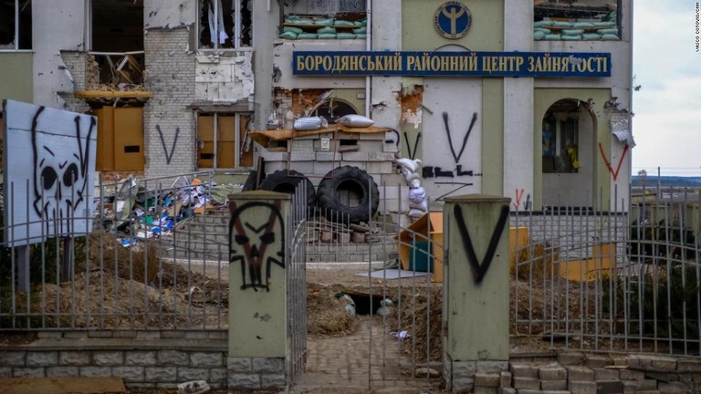 ロシア軍のシンボルである「Ｖ」の文字などが落書きされた地元の職業斡旋所/Vasco Cotovio/CNN