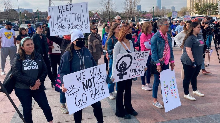 妊娠中絶の権利を求めて抗議デモを行う人々＝５日、米オクラホマ州/Sean Murphy/AP