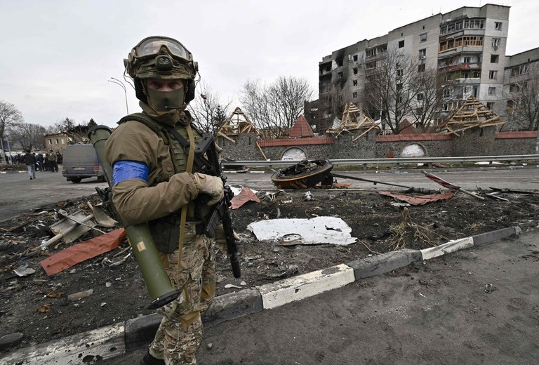 首都近郊の町ボロディアンカの街路で警護に立つウクライナ軍の兵士/Genya Savilov/AFP/Getty Images