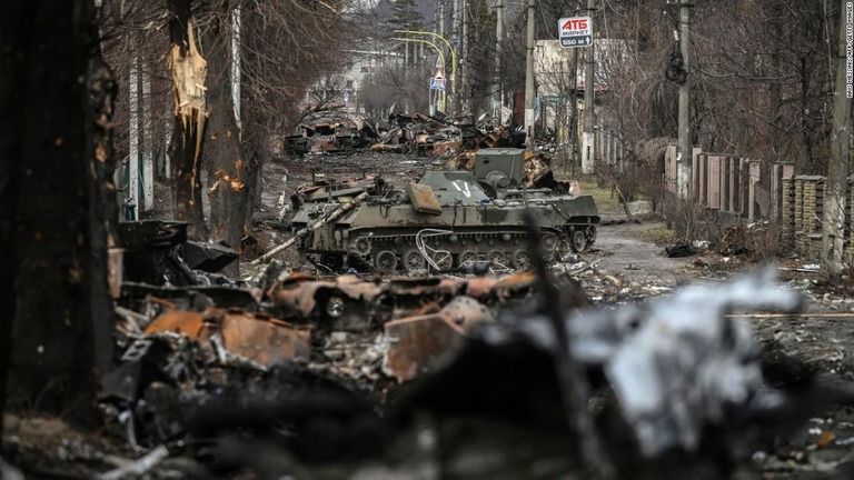 破壊されたロシアの装甲車＝４日、キーウ西郊ブチャ/Aris Messinis/AFP/Getty Images