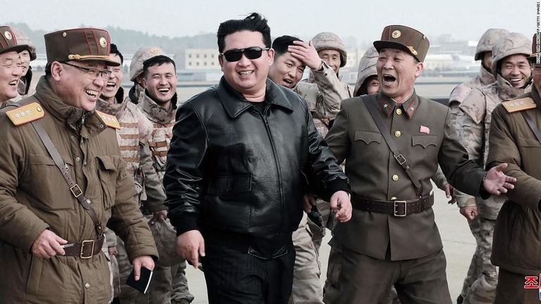 金正恩（キムジョンウン）総書記（中央）と北朝鮮軍兵士ら＝３月２４日＝３月２４日/KCNA VIA KNS/AFP/Getty Images