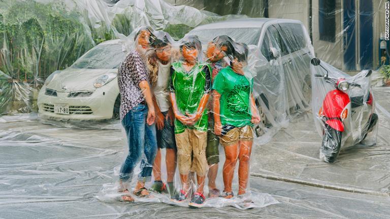 写真家、川口晴彦氏の作品集「フレッシュラブ」シリーズは、人々をプラスチックフィルムで真空パック。人間の親密さの探求をテーマにしている/Photographer Hal
