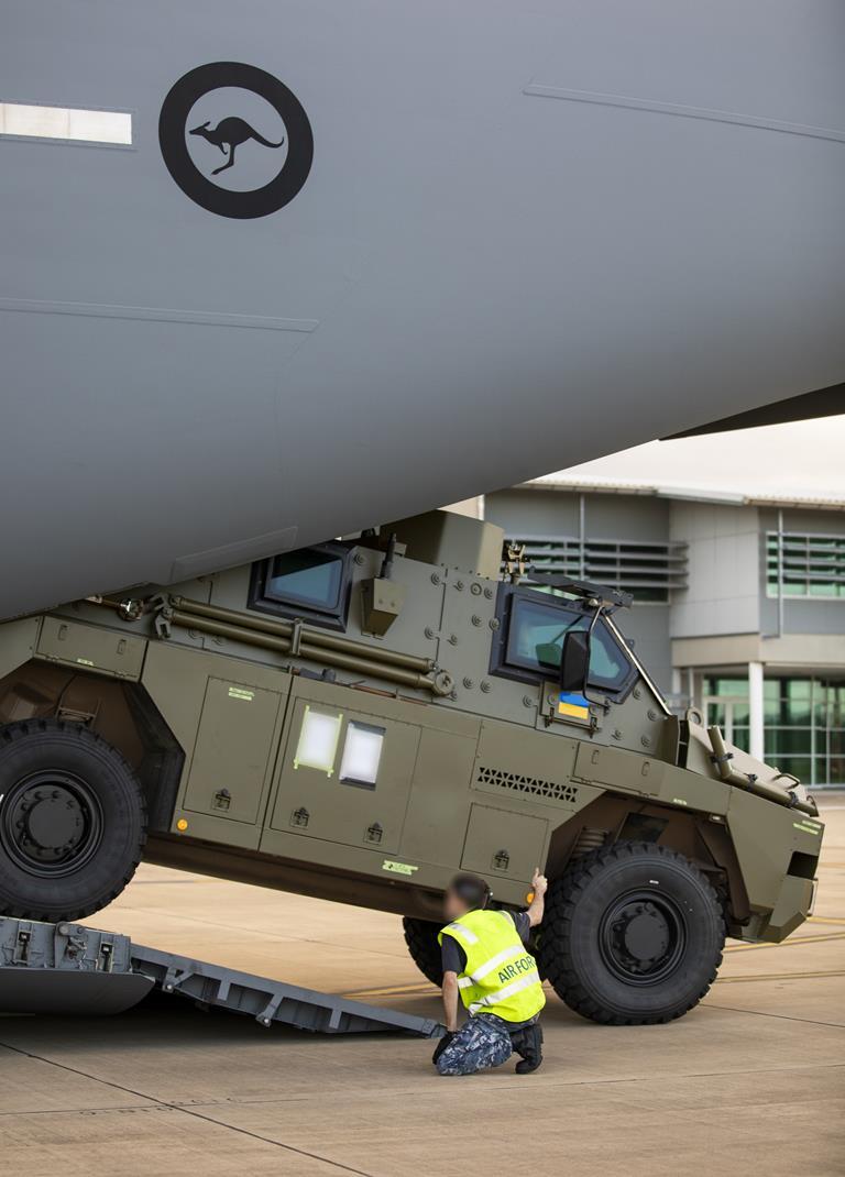 ウクライナに向けて装甲兵員輸送車が積まれる＝豪クイーンズランド州アンバレー空軍基地/Australian Department of Defense