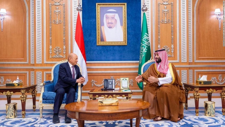 サウジアラビアのムハンマド・ビン・サルマン皇太子（右）とハディ氏の元顧問ラシャド・アル・アリミ少将（左）＝７日、サウジアラビア・リヤド/Bandar Algaloud/Saudi Royal Court/Handout/REUTERS