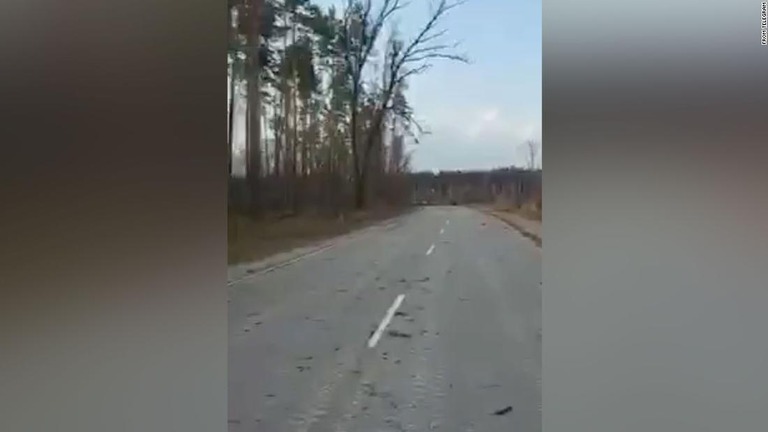 映像には道路上に倒れたロシア軍の制服を着た兵士複数人が映っていた/From Telegram