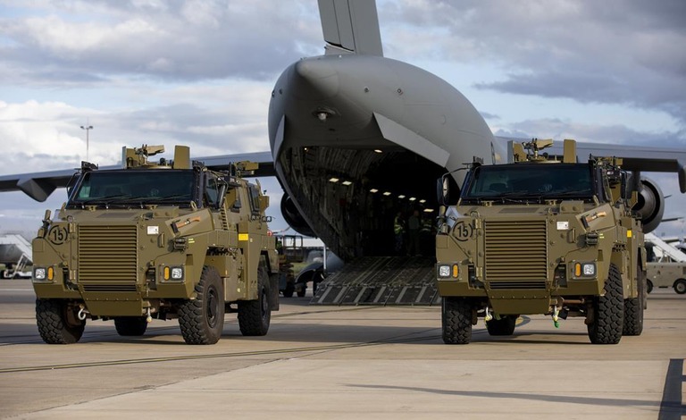 ウクライナに供与される２０台のうち最初の３台が輸送機に積み込まれる＝豪クイーンズランド州アンバレー空軍基地/Australian Department of Defense