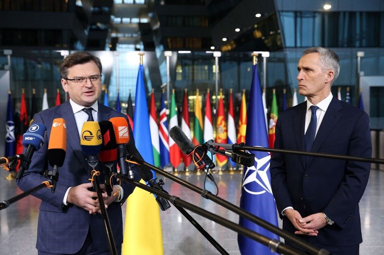 ＮＡＴＯ本部で会見するクレバ外相（左）とＮＡＴＯのストルテンベルグ事務総長/François Walschaerts/AFP/Getty Images