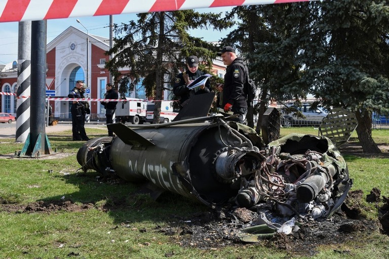 ミサイルの破片の横に立つウクライナ軍要員＝８日、クラマトルスク/Andriy Andriyenko/AP