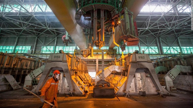 中央アジア、サヤノゴルスクにあるルサールのアルミニウム製錬所/Andrey Rudakov/Bloomberg/Getty Images
