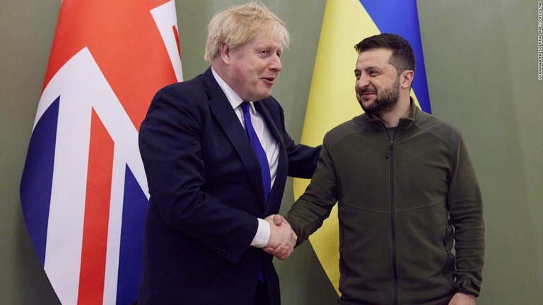 握手をする英国のジョンソン首相（左）とウクライナのゼレンスキー大統領/Ukrainian Presidential Press Office/AP