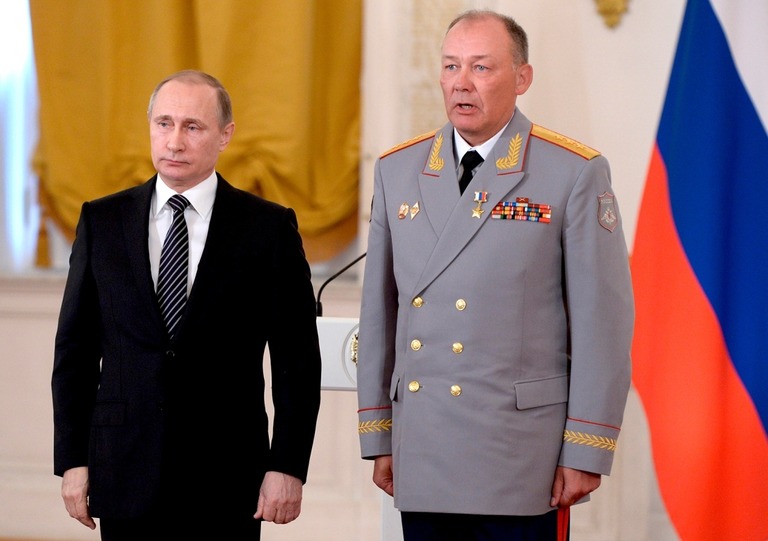 ロシアのプーチン大統領（左）とアレクサンドル・ドゥボルニコフ大将＝２０１６年３月、モスクワのクレムリン（ロシア大統領府）/Alexei Nikolsky/Sputnik/Kremlin Pool/AP