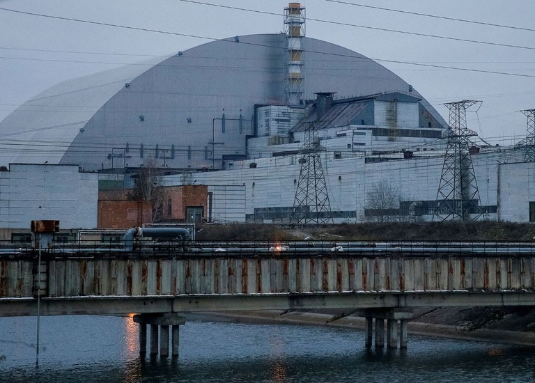 チョルノービリ（チェルノブイリ）原子力発電所では、３週間ぶりに職員の交代が行われた/Gleb Garanich/Reuters