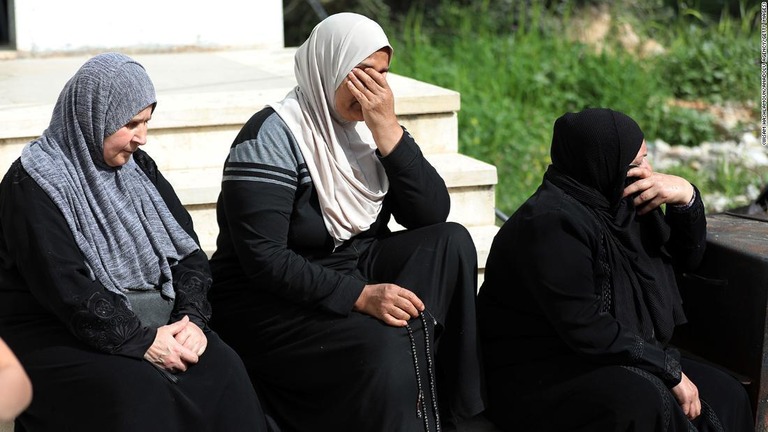 射殺された女性の葬儀に出席した親戚/(Wisam Hashlamoun/Anadolu Agency/Getty Images)
