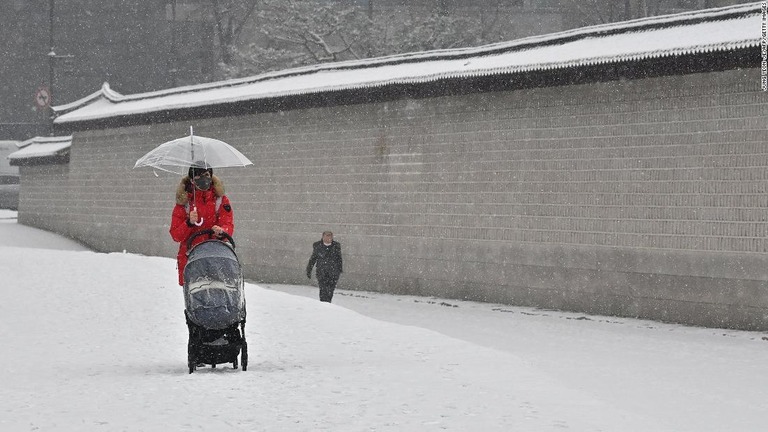 雪が積もった路上でベビーカーを押す女性＝１月、韓国ソウル/Jung Yeon-je/AFP/Getty Images