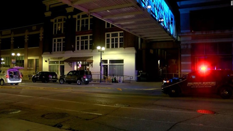 ナイトクラブでの銃撃で２人が死亡、約１０人が負傷した/KWWL