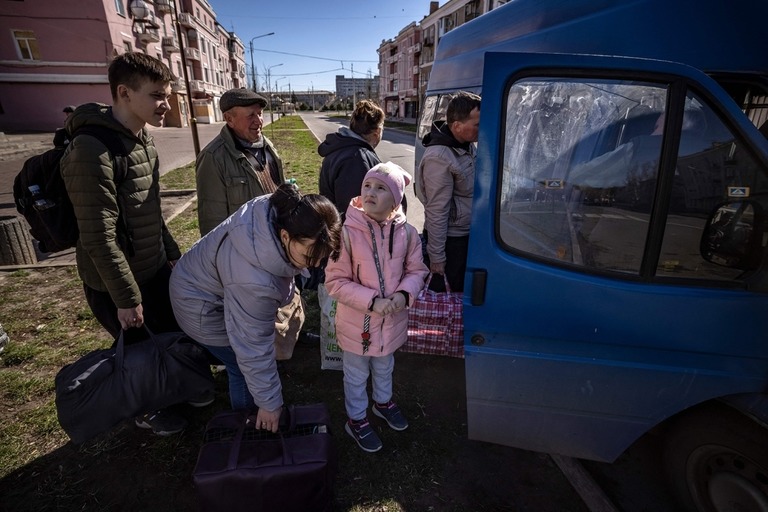 バスを待つ人々＝９日、ウクライナ・クラマトルスク/Fadel Senna/AFP/Getty Images
