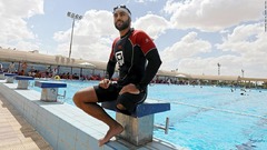 片脚切断のエジプト男性、息継ぎなしで泳ぐギネス記録で２冠